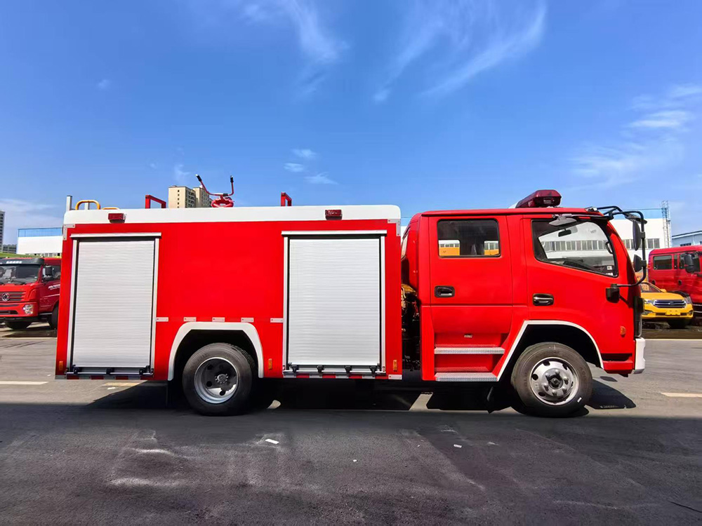 东风4吨泡沫150马力消防车