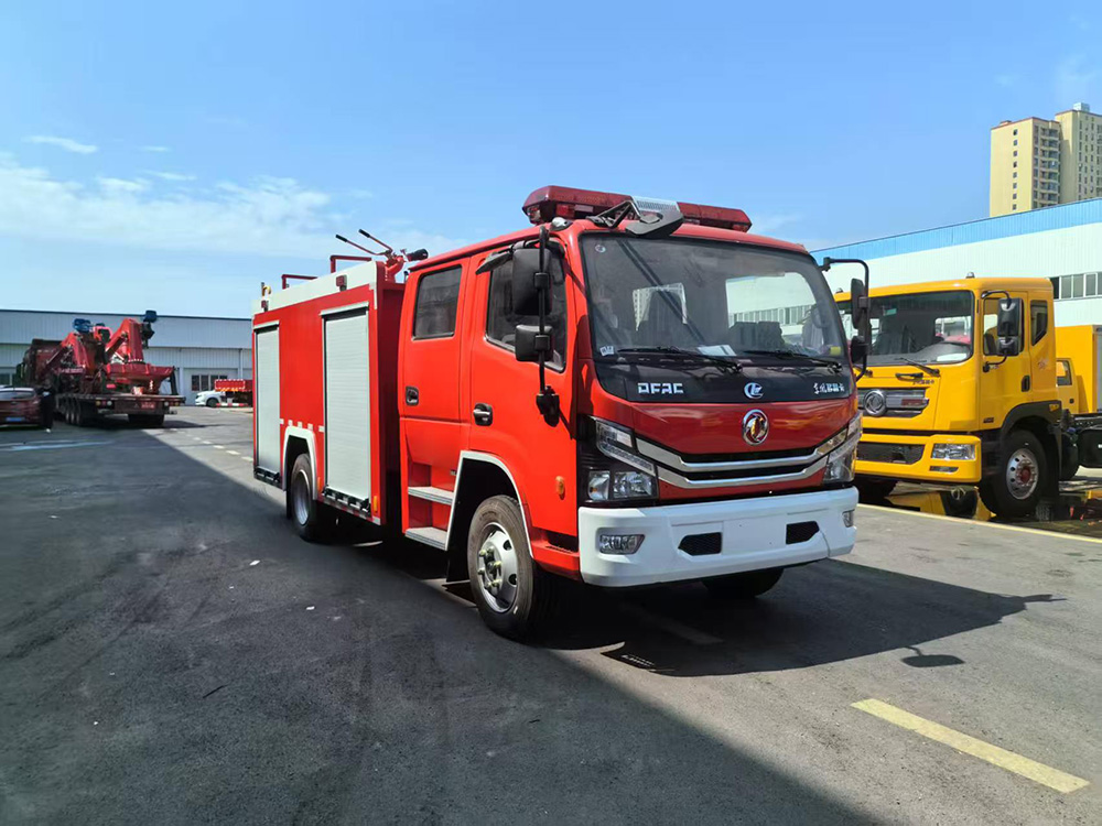 东风4吨水罐150马力消防车